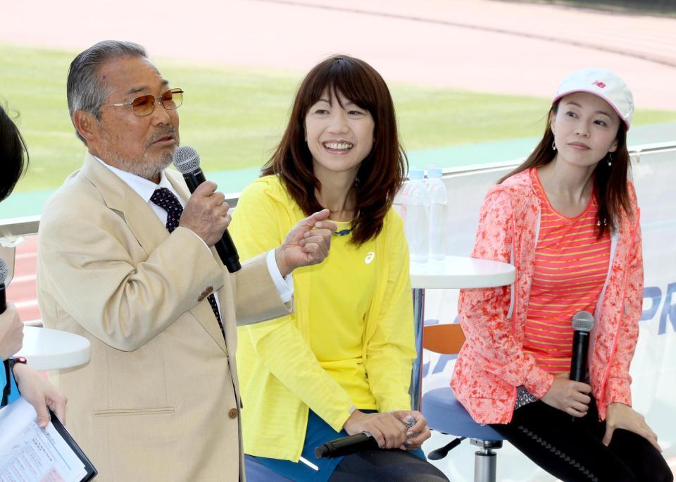 ランニング教室でのトークショーに出演し、笑顔で話す（左から）小出氏、高橋尚子さん、千葉真子さん