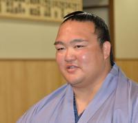 記者からの質問に答える稀勢の里＝田子ノ浦部屋