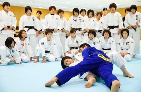 　柔術の講習を受ける女子日本代表選手＝東京都北区の味の素ナショナルトレーニングセンター
