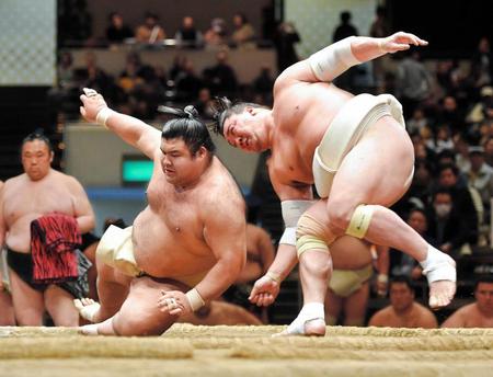 　日馬富士と稽古をする高安