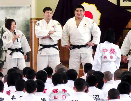 　子供たちからの質問に答える日本代表の（左から）芳田、ウルフ、王子谷