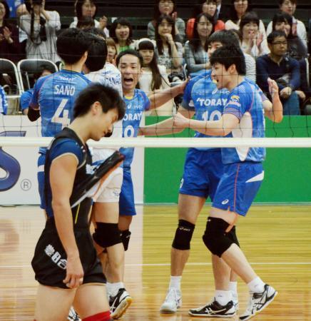 　男子準々決勝で、得点を喜ぶ東レの選手（奥）＝大阪市中央体育館