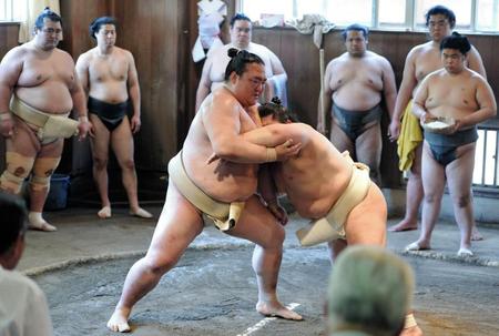 二所一門の合同稽古に参加した稀勢の里（左）＝千葉県船橋市の二所ノ関部屋（撮影・村中拓久）