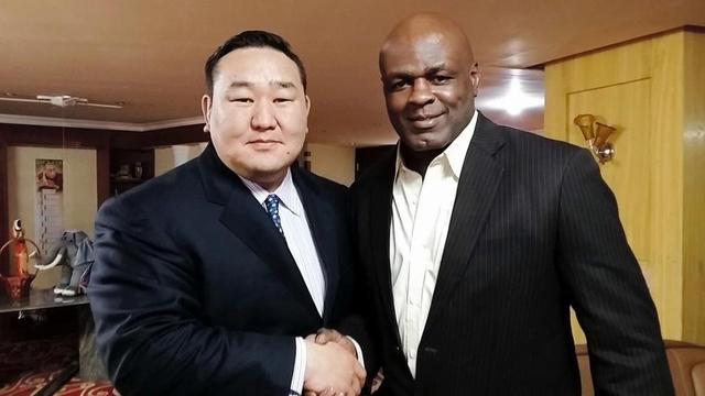 元朝青龍がモンゴルで格闘大会主催、日本に２人派遣へ　ホースト氏とも握手