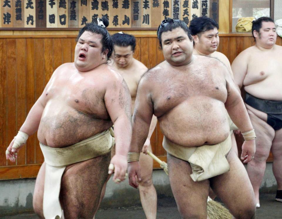 　阿武松部屋で阿武咲（左）を相手に三番稽古で汗を流した高安（共同）