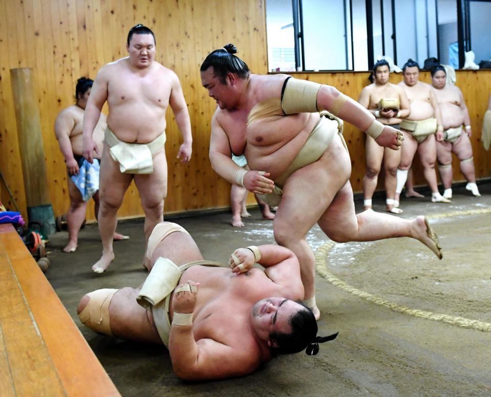 白鵬（左）の前で琴奨菊を豪快に投げ飛ばす稀勢の里＝尾車部屋（撮影・棚橋慶太）