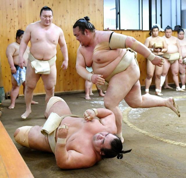 稀勢の里、闘魂１４番　三役との稽古解禁！白鵬の目の前で１１勝