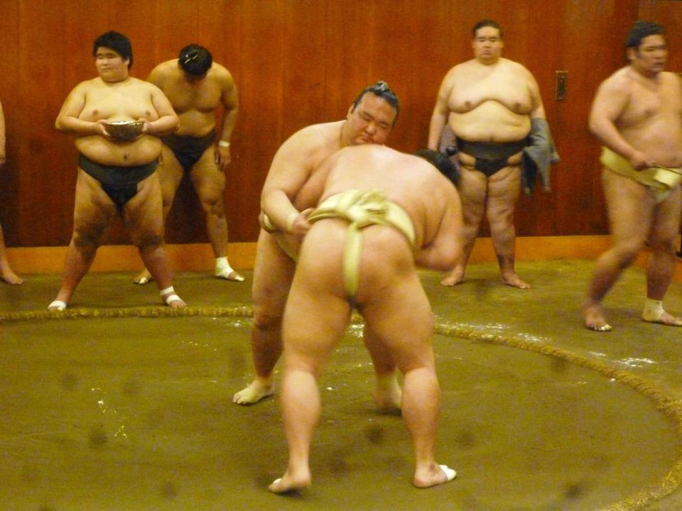 正代（手前）をがっちり組み止める稀勢の里