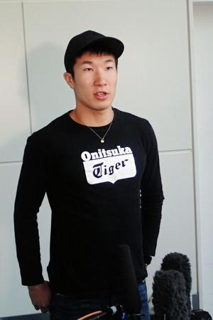 ダイヤモンドリーグ・上海大会に向けて出発した桐生祥秀＝羽田空港