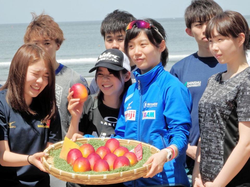 　宮崎特産のマンゴーを手に笑顔の高木菜那（中央左）と高木美帆（中央右）