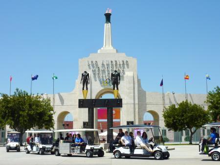 　２０２４年夏季五輪招致でロサンゼルスの施設を視察するＩＯＣの評価委員たち＝１１日（共同）