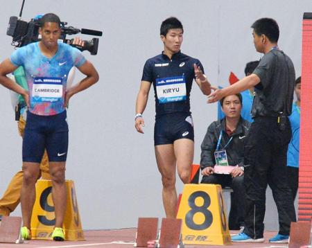 　男子１００メートル　フライングで失格となった桐生祥秀（中央）。左はケンブリッジ飛鳥＝上海（共同）