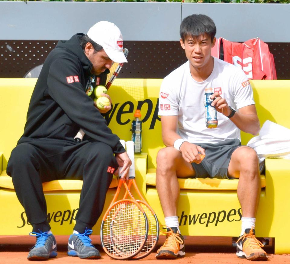 　練習中、ダンテ・ボティーニ・コーチ（左）と話す錦織圭（共同）