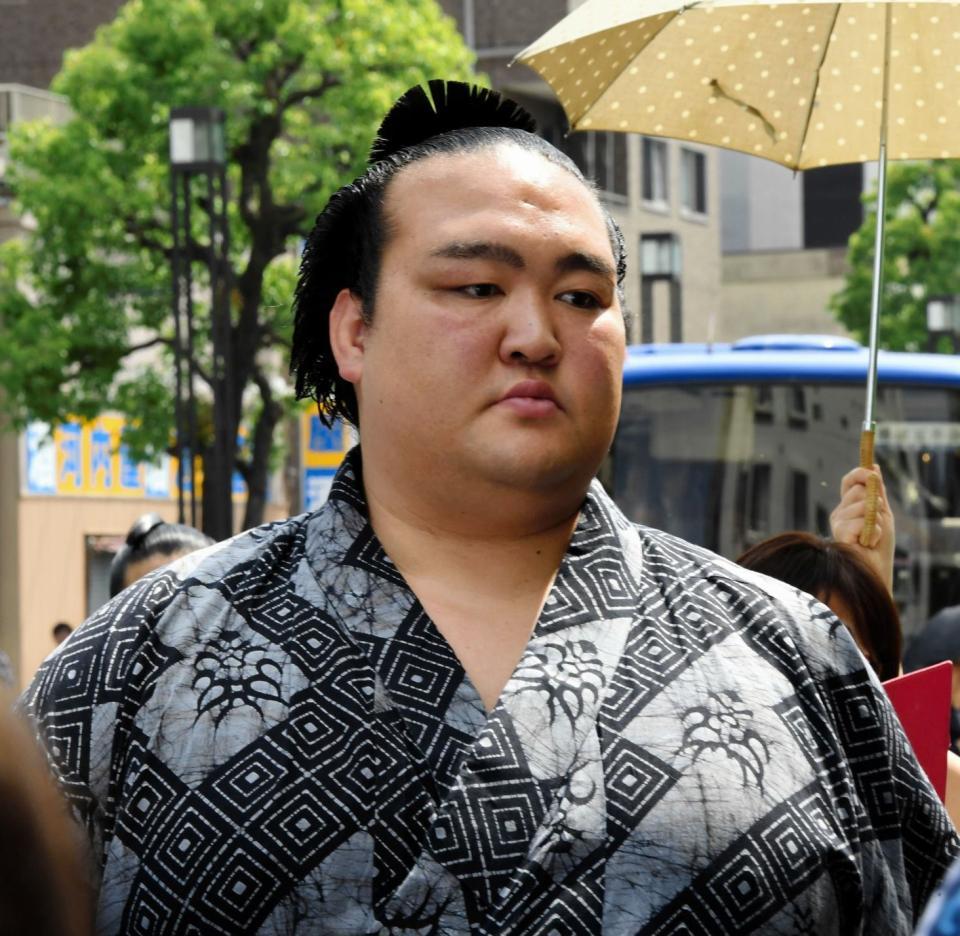 会場入りする稀勢の里＝宿禰神社