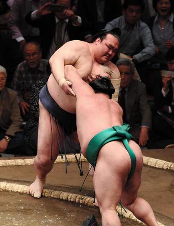 嘉風に押し出しで敗れた稀勢の里（左）＝両国国技館（撮影・園田高夫）