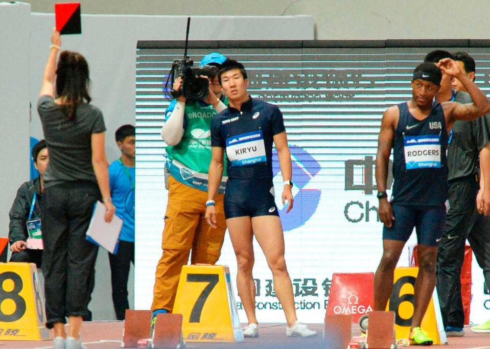 　男子１００メートルでフライングにより失格となった桐生祥秀（中央）＝共同