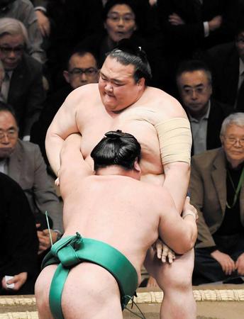 　嘉風（手前）に敗れ、黒星スタートの稀勢の里