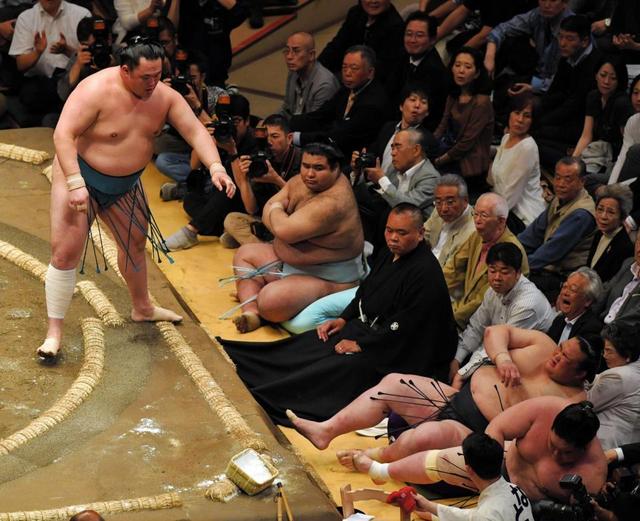 大関照ノ富士が“モンゴル対決”に敗れて連敗　押し出され、稀勢の里の上に転落