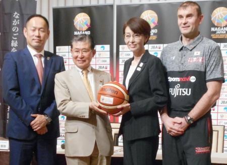 　バスケットボール男子の東アジア選手権日本代表候補発表の記者会見で、写真撮影に応じる三屋裕子日本協会会長（右から２人目）ら＝１６日、長野市