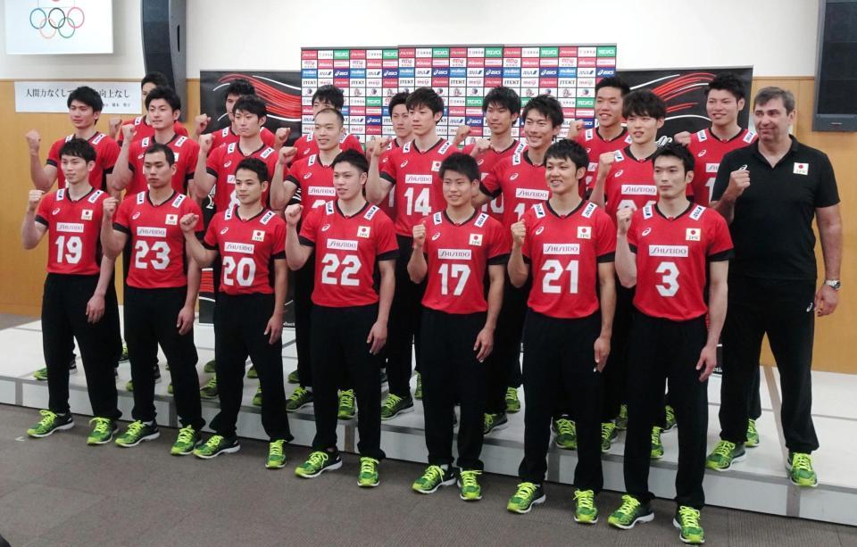 　始動したバレーボール男子日本代表（中段右端はブラン監督代行）