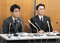 　八百長などによる元プロ選手の永久追放を受けて会見した日本テニス協会の福井専務理事（左）と高橋常務理事＝岸記念体育館