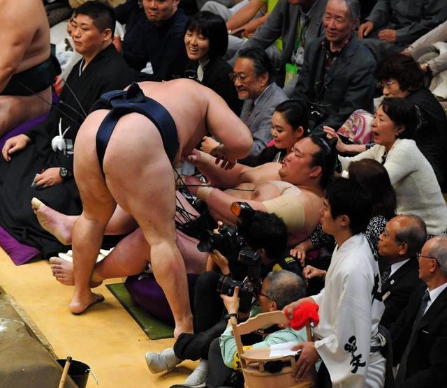 横綱稀勢の里が初の金星献上 遠藤に押し出されて２敗目/スポーツ/デイリースポーツ online