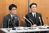 　八百長などによる元プロ選手の永久追放を受け会見した日本テニス協会・福井専務理事（左）と高橋常務理事