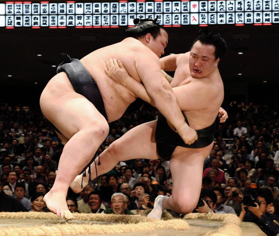 千代翔馬を寄り倒しで下した稀勢の里（左）＝両国国技館