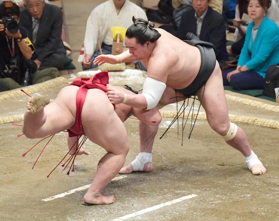 日馬富士 一瞬の出し投げで５連勝 無敗は白鵬 高安との３人に スポーツ デイリースポーツ Online