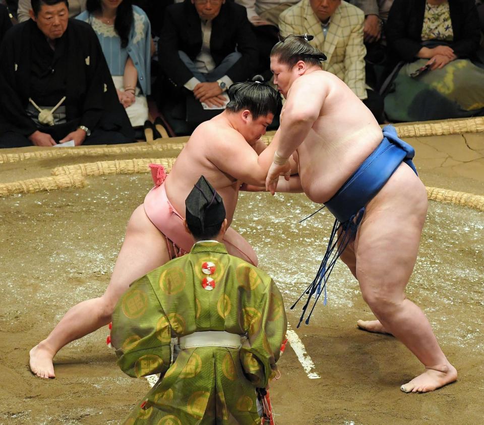 宇良が逸ノ城（右）を攻める＝両国国技館（撮影・堀内翔）