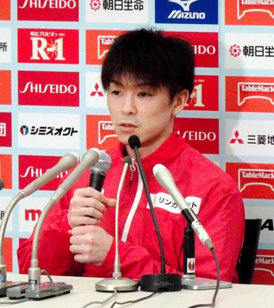 　会見する内村航平