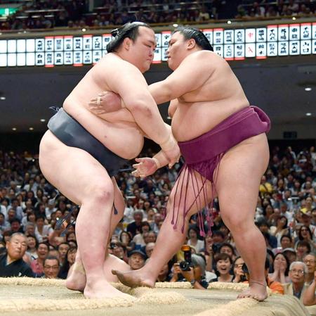 　寄り切りで御嶽海を下した稀勢の里（左）＝共同