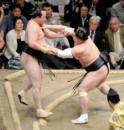 千代翔馬（左）を押し出しで下した日馬富士＝両国国技館（撮影・村中拓久）