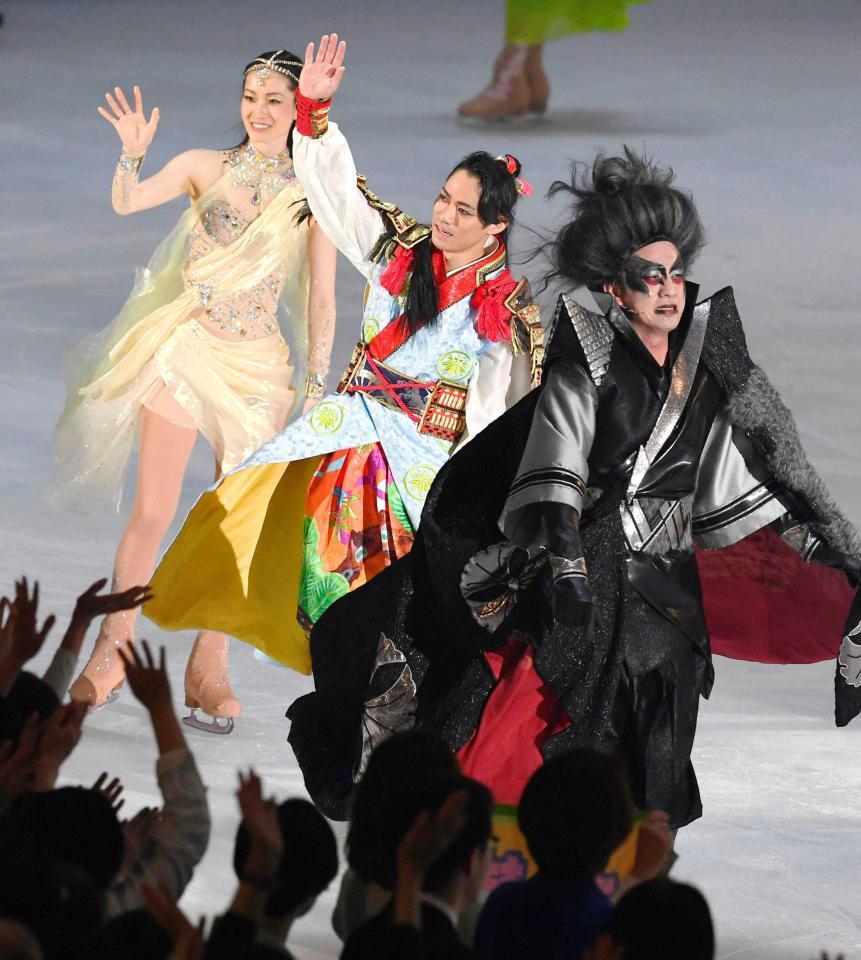 　歌舞伎とフィギュアスケートを融合した氷上のショーを終え、歓声に応える（左から）荒川静香さん、高橋大輔さん、市川染五郎（共同）