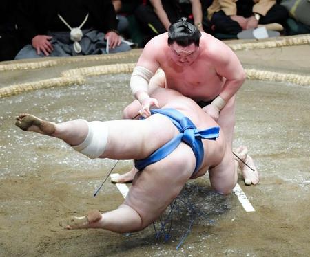 碧山を上手出し投げで破る白鵬＝両国国技館（撮影・金田祐二）