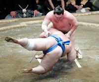 碧山を上手出し投げで破る白鵬＝両国国技館（撮影・金田祐二）
