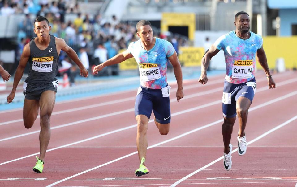 　男子１００メートル決勝、ガトリン（右）に次ぐ２位でゴールするケンブリッジ飛鳥。左は４位のサニブラウン
