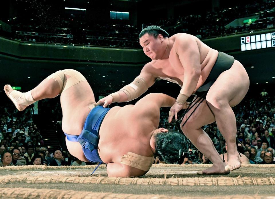 　白鵬（右）が上手出し投げで琴奨菊を下す