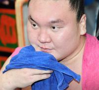 取組後、支度部屋で汗を拭き取る白鵬＝東京・両国国技館（撮影・中田匡峻）