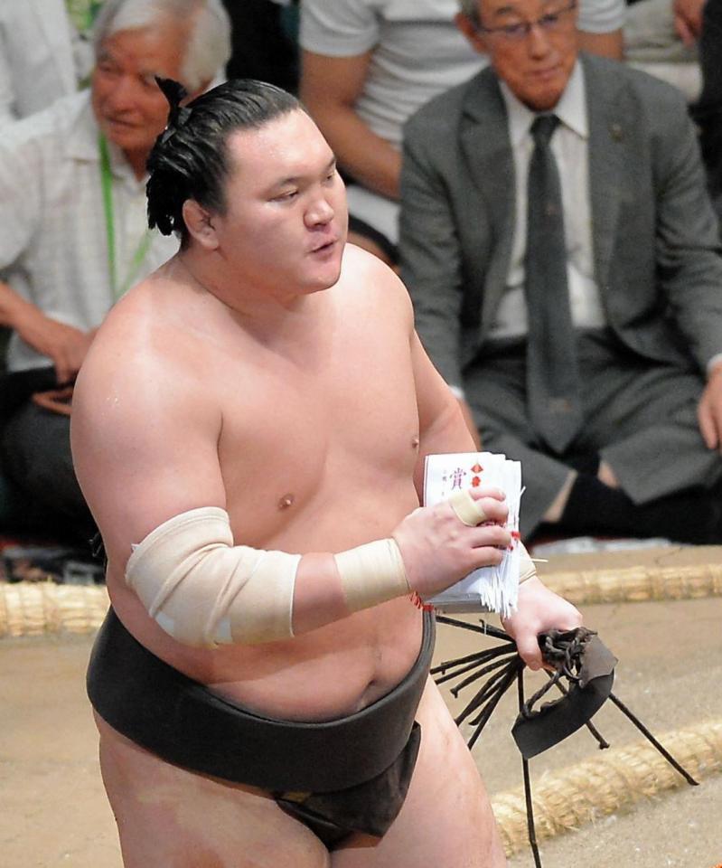 懸賞を手にしてやったりの表情を見せる白鵬＝両国国技館（撮影・開出牧）