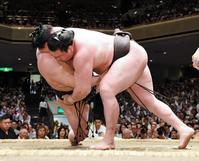 上手捻りで豪栄道を下す白鵬（右）＝東京・両国国技館（撮影・中田匡峻）