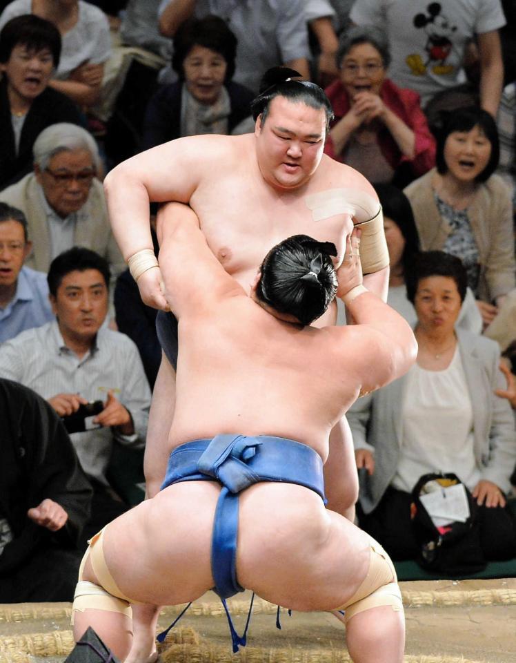 　琴奨菊（手前）に寄り切りで敗れる稀勢の里