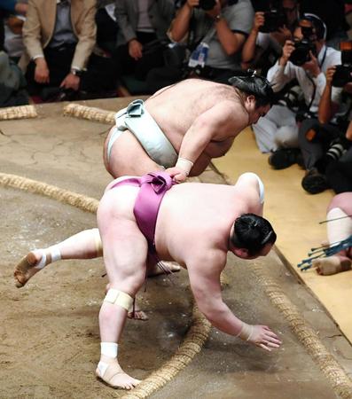 宝富士を右上手投げで破った高安（上）＝撮影・園田高夫