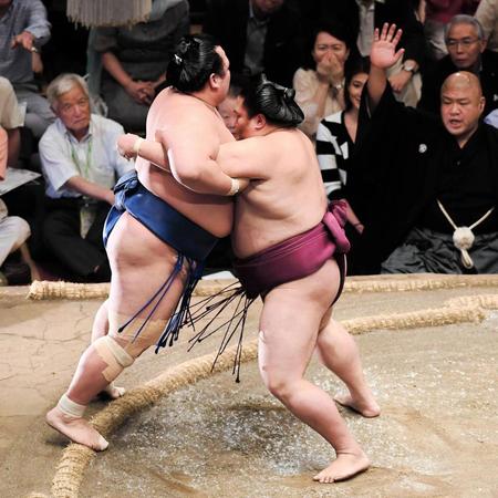 琴奨菊（左）を寄り切りで破った御嶽海＝両国国技館（撮影・園田高夫）