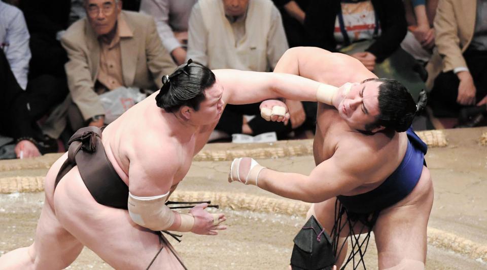 栃煌山（右）に強烈なのど輪を浴びせる白鵬＝両国国技館（撮影・園田高夫）