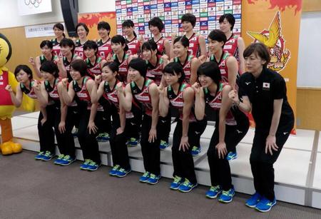 　東京五輪へ向け始動した中田監督（右端）らバレーボール女子日本代表