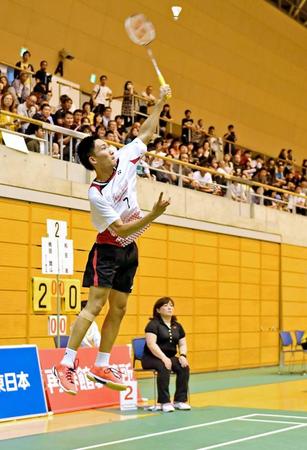 スマッシュを打つ桃田賢人（撮影・中田匡峻）