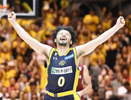 　栃木がＢリーグの初代王者になり、歓喜する田臥＝国立代々木競技場