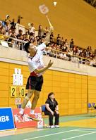 スマッシュを打つ桃田賢人（撮影・中田匡峻）