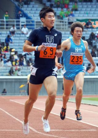 　男子２００メートルで初優勝し、１００メートルとの２冠を達成した桐生祥秀（左）＝日産スタジアム
